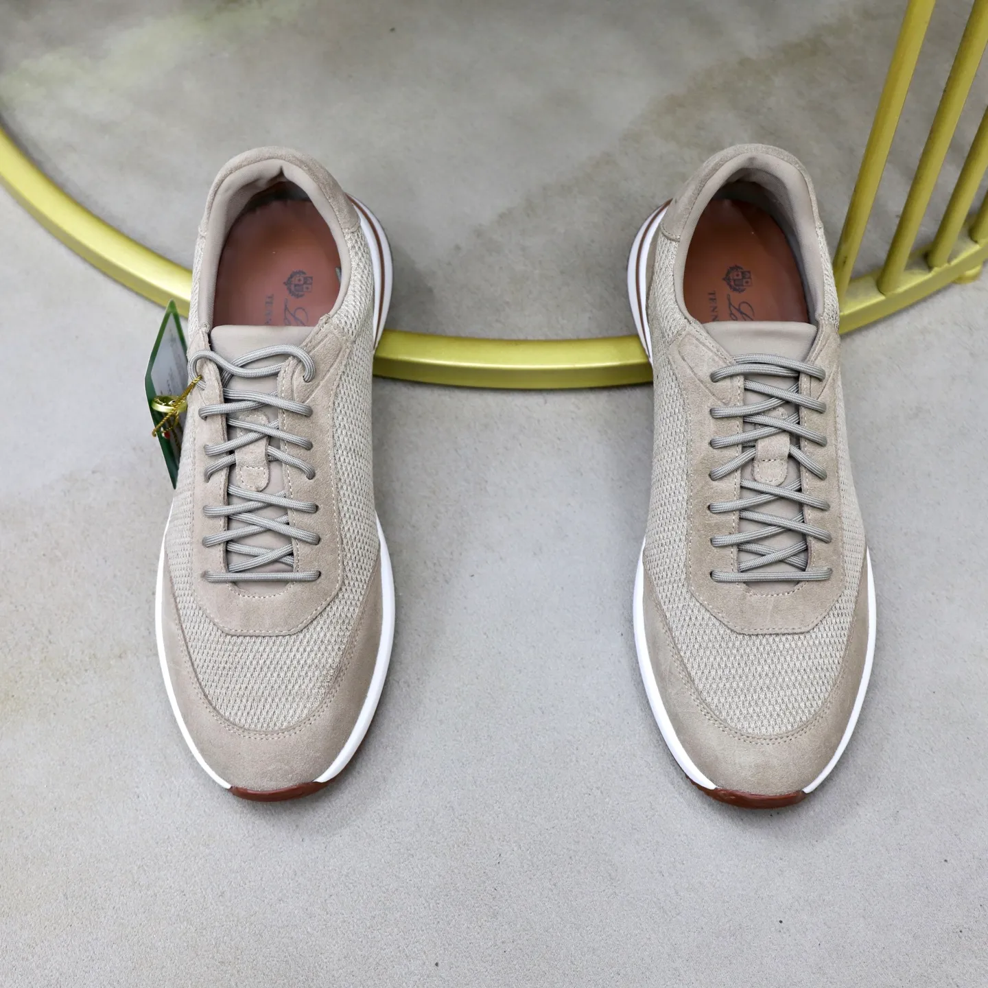 Ex-factory price: 560💰Loro Piana Tennis Walk men’s moral training sneakers! These new textured leather tennis shoes feature an ultra-low-top design for year-round wear and are water-resistant. The wrapped sole creates an effortlessly attractive color combination that harmoniously blends functionality with understated style. The ideal footwear option for urban dressing. The heel is decorated with a soft calfskin tongue with Kummel color inserts and an embossed LP logo. Cotton shoelaces. Material: Upper: Gray woven stitching with cowhide accents! Sole: Rubber lining: Cow leather original rubber sole, excellent foot comfort, complete package! Size: 38-39-40-41-42-43-44 leather shoe size (4546 can be customized)